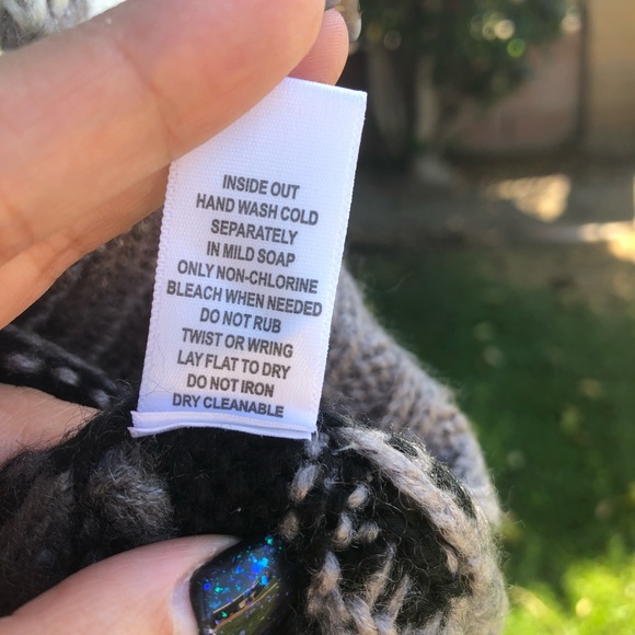 Roxy sweater. Size Medium - Picture 6 of 7